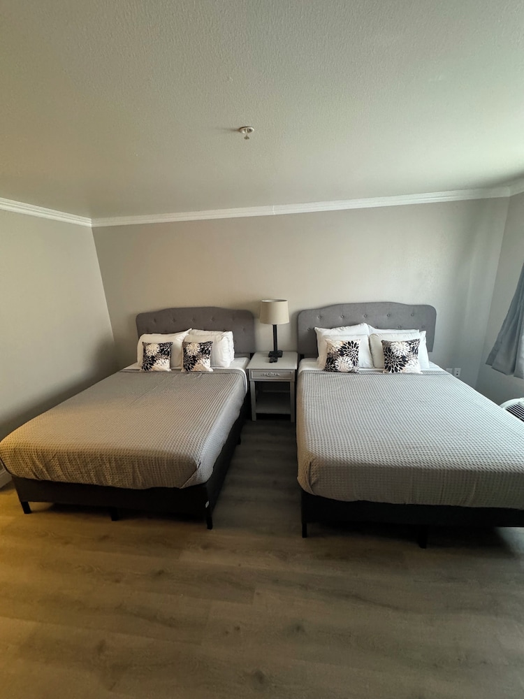 Deluxe Room, 2 Queen Beds, Kitchen photo 2