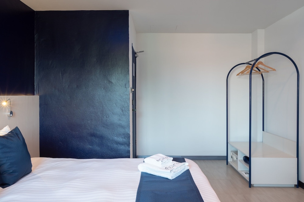 Premier Room, 1 King Bed - Photo 3