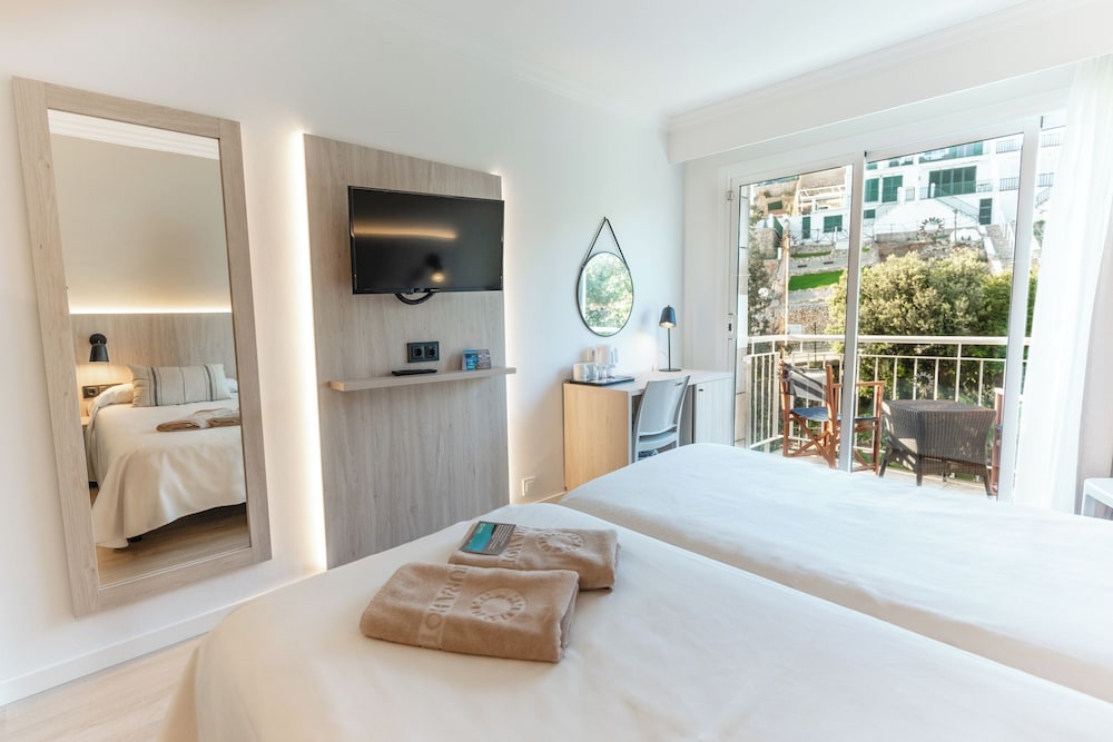 Twin Room, Balcony (3 adults) photo 2