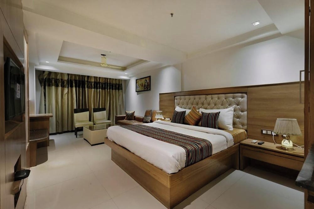 Suite, City View