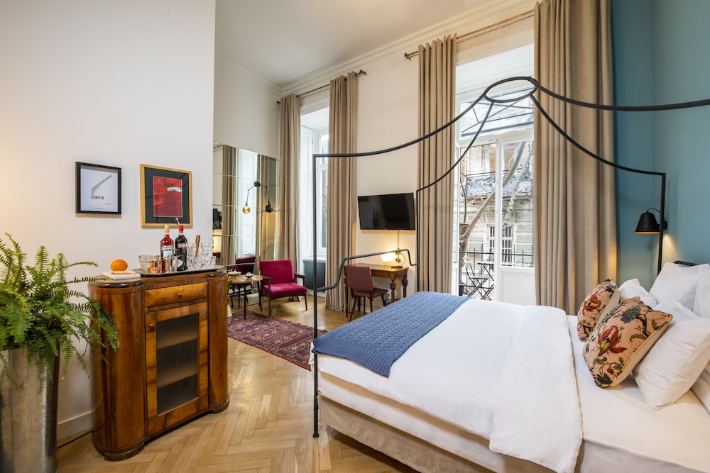 Signature Suite (With Balcony)