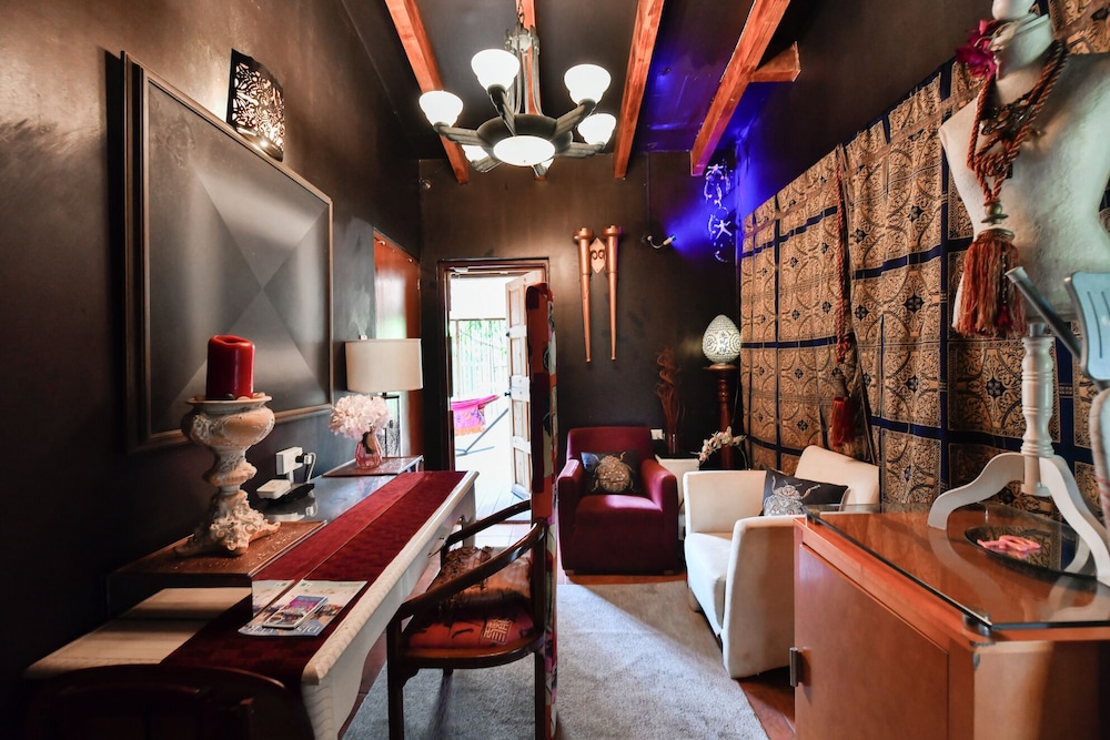 Design Studio, 1 Queen Bed, Private Bathroom, Garden View photo 2