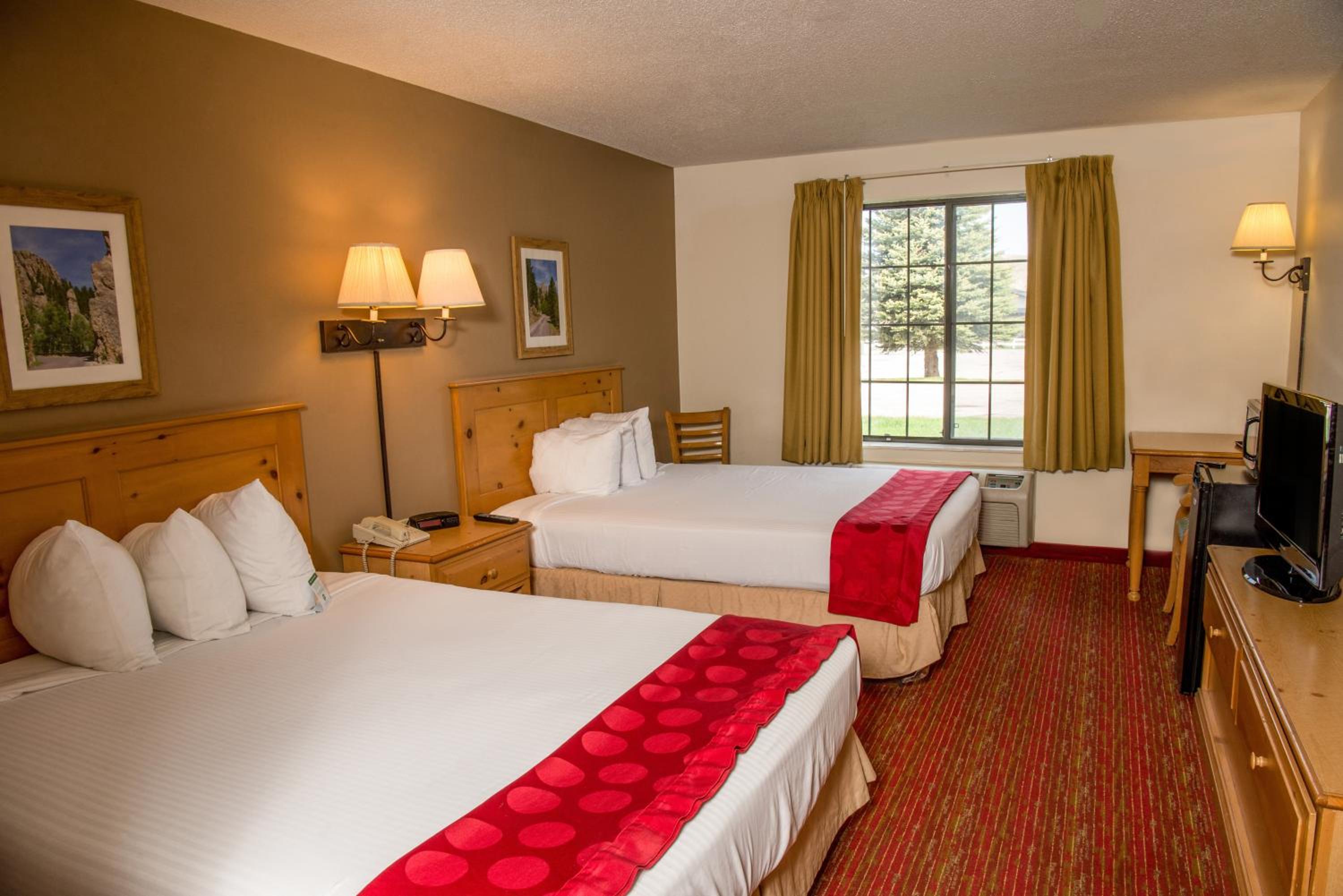 Queen Room with Two Queen Beds - Non-Smoking photo 2