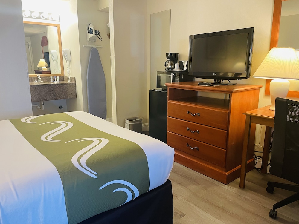Basic Room, 1 Queen Bed with Sofa bed photo 3