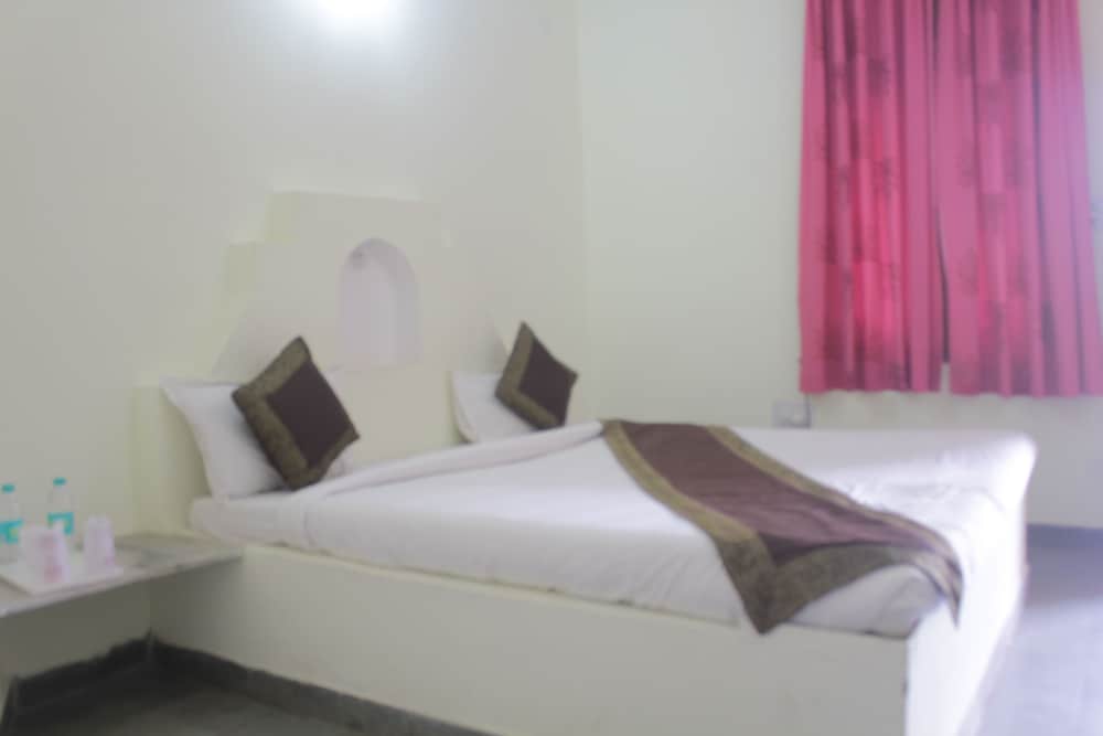 Royal Room, Non Smoking, Hill View photo 3