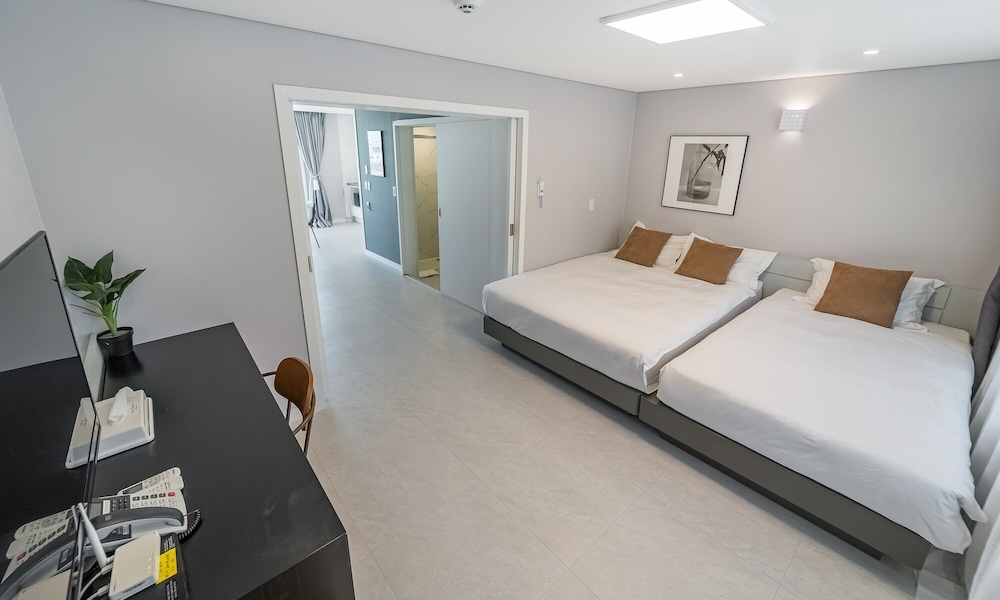 Labium 2F Twin (Private Pool Access)