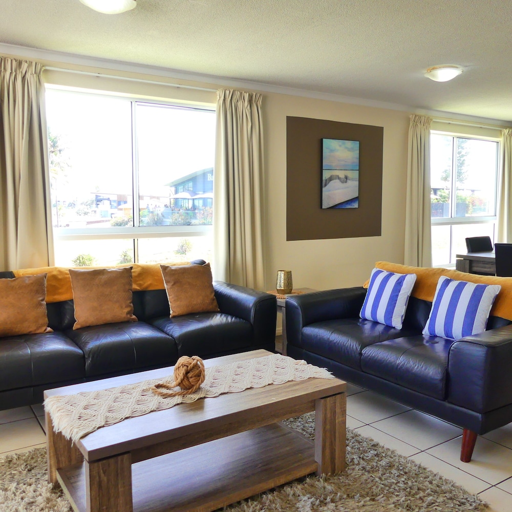 2 Bedroom Coral Sea Sunrise & Front Ocean Views photo 3