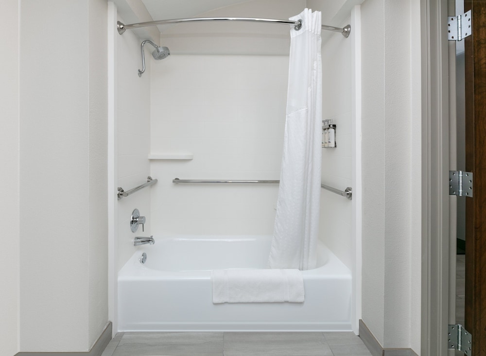 Suite, 2 Queen Beds, Mobility Accessible (Roll-In Shower) - Photo 6
