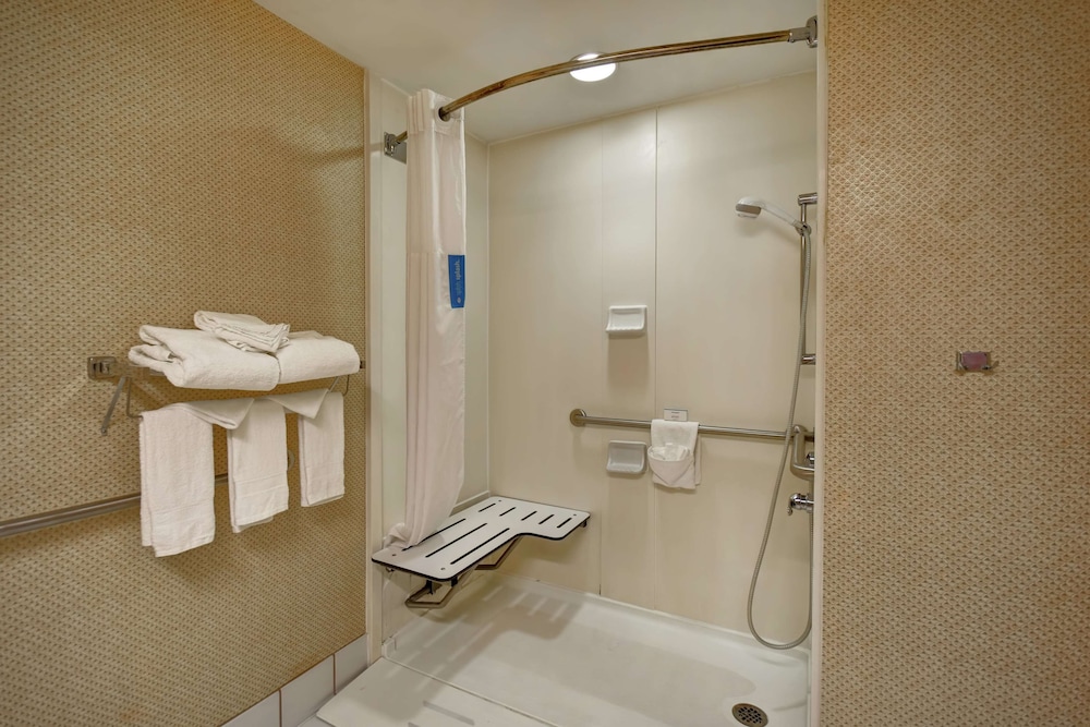 Comfort Inn & Suites Mt. Holly - Westampton, Photo 4