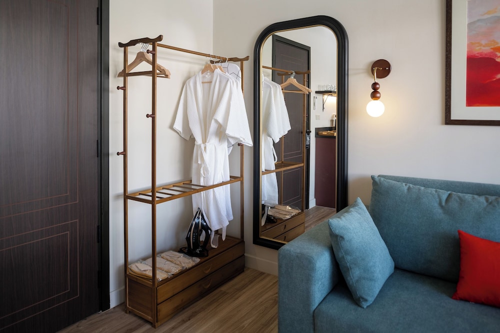 Design Studio Suite, 1 Bedroom, Bathtub, City View photo 3