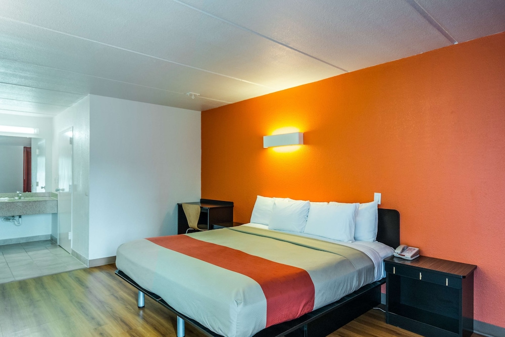 Standard Room, 1 King Bed, Non Smoking - Photo 1