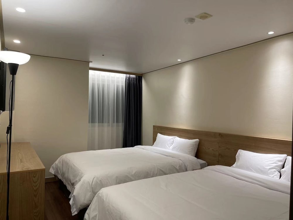 Basic Quadruple Room - Photo 1