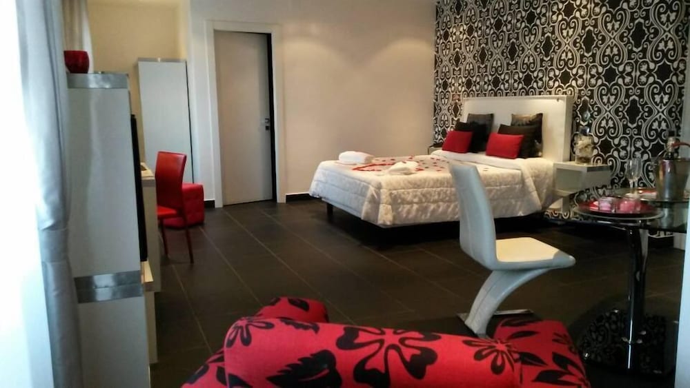 Deluxe Suite - Photo 11