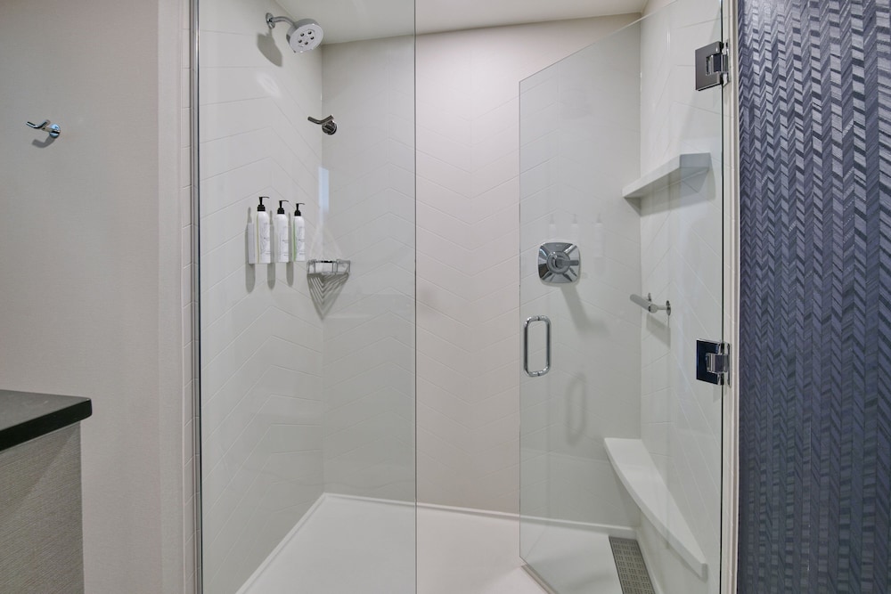 Suite, 1 King Bed (Hearing Accessible) - Photo 5