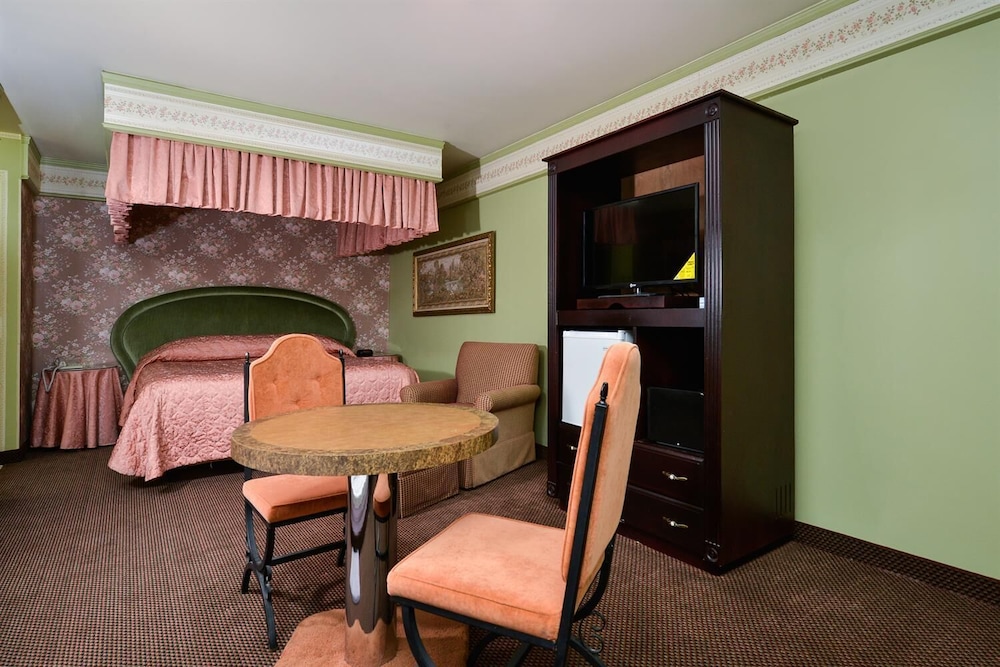 1 King Bed, Non Smoking, Jetted Tub Suite (Persian ,Roman, or Oriental Theme) photo 3