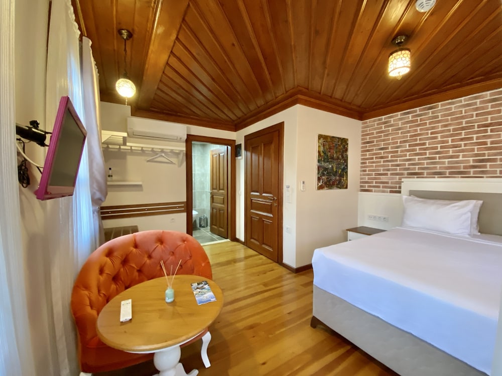 Deluxe Double Room thumbnail 5