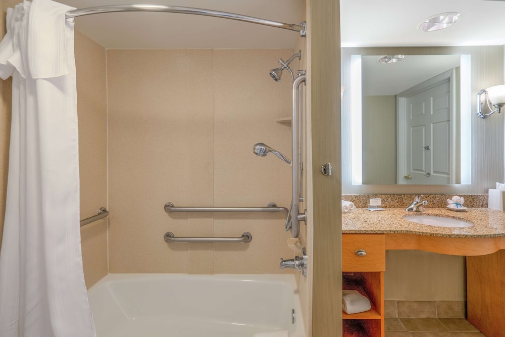 Suite, 1 Queen Bed, Accessible, Bathtub photo 2