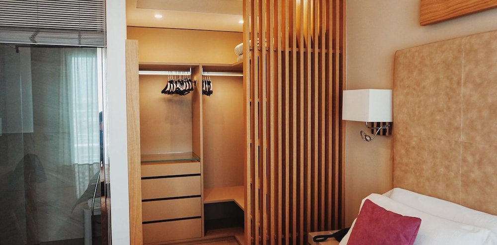 Premier Room, Hot Tub, Partial Sea View photo 3