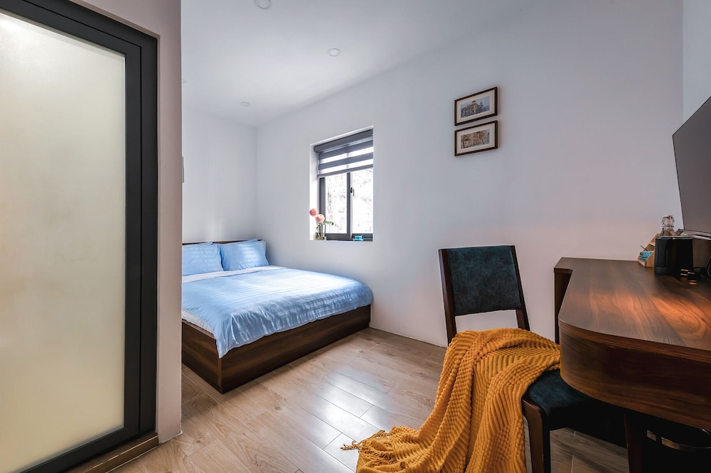 Deluxe Studio, 1 Queen Bed, Private Bathroom, City View
