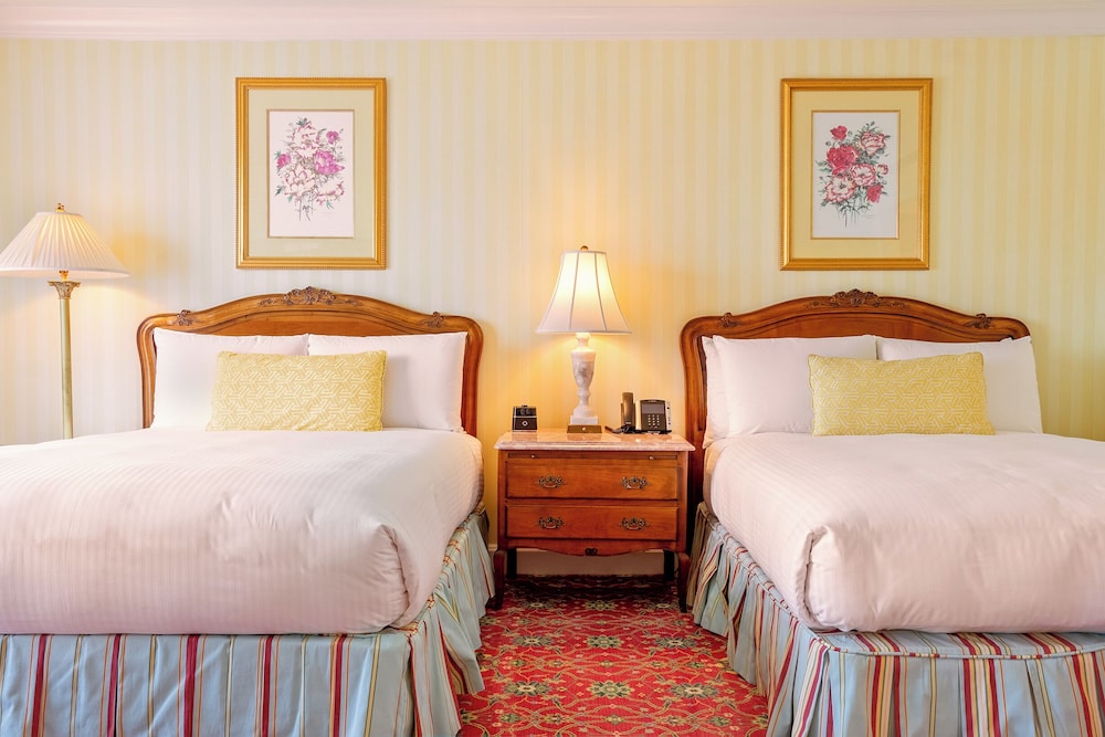 Premier Queen Room with Two Queen Beds (Non Smoking) photo 1