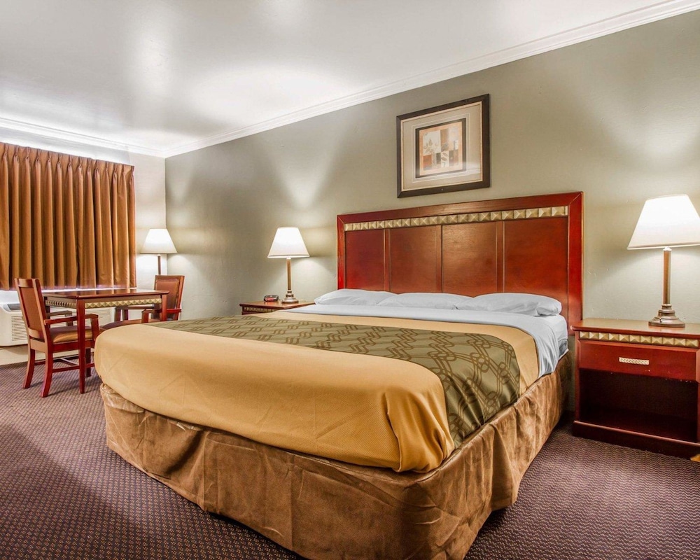 Standard Room, 1 King Bed, Non Smoking - Photo 3