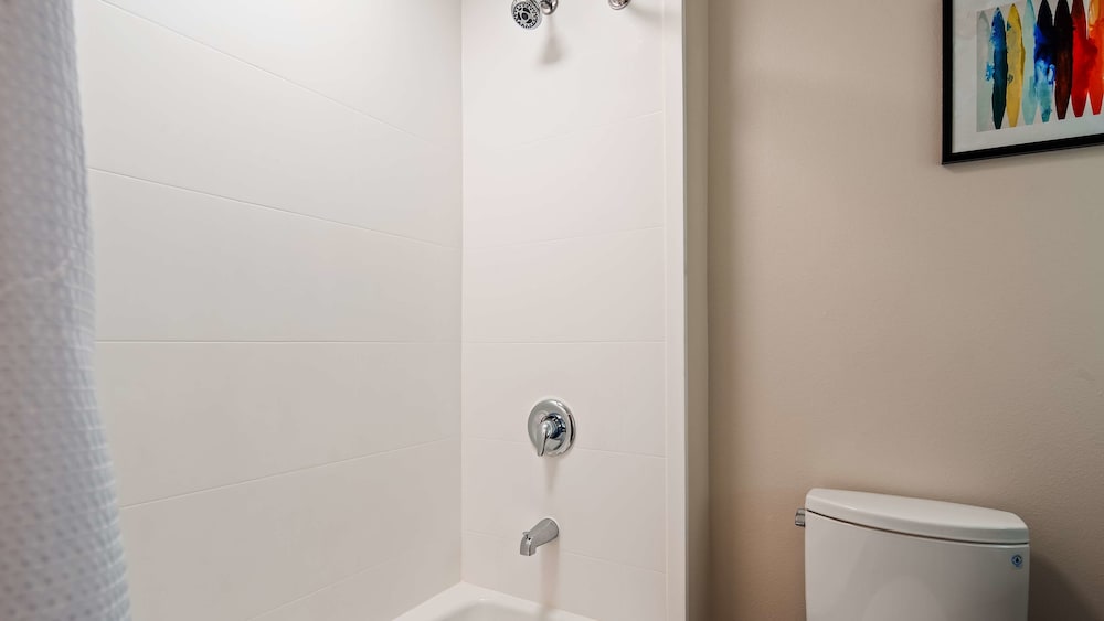 Suite, 1 King Bed, Non Smoking, Refrigerator & Microwave - Photo 2
