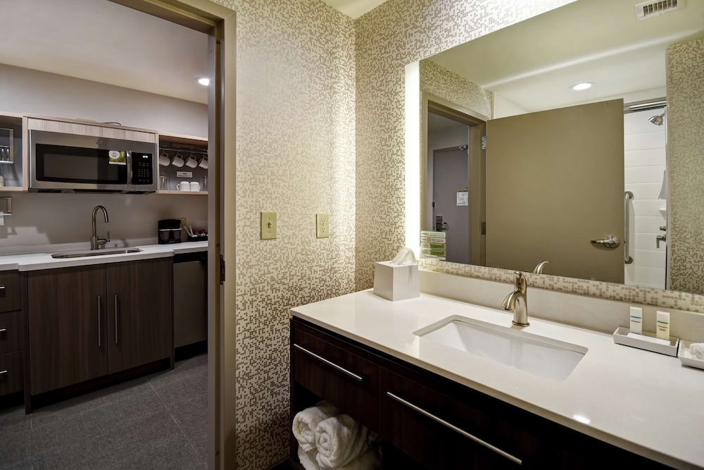 Suite, 1 King Bed, Accessible (Hearing) - Photo 4