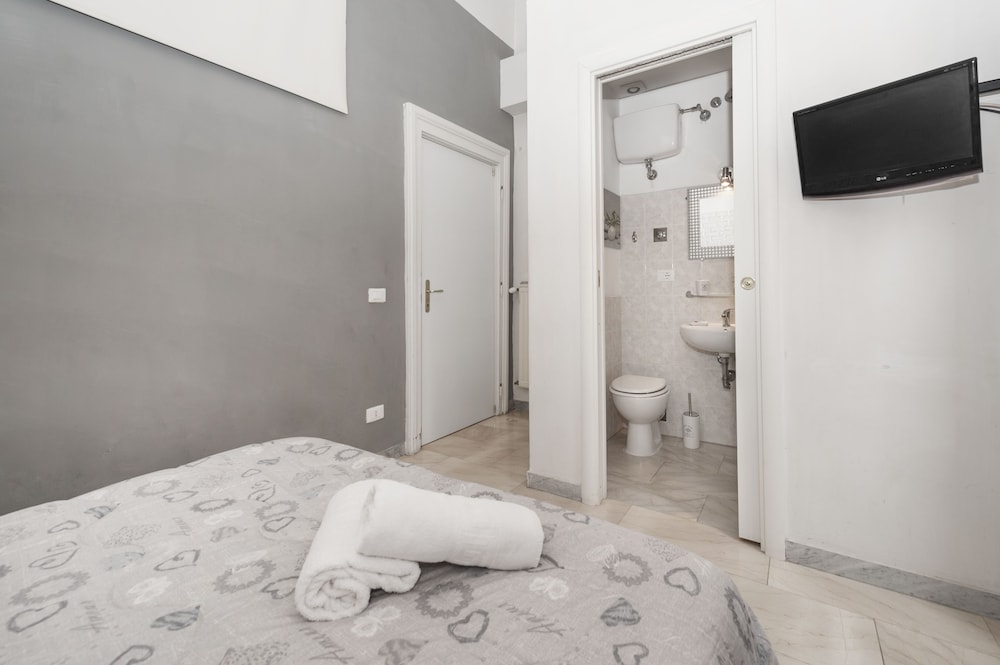 Double or Twin Room, Private Bathroom photo 2