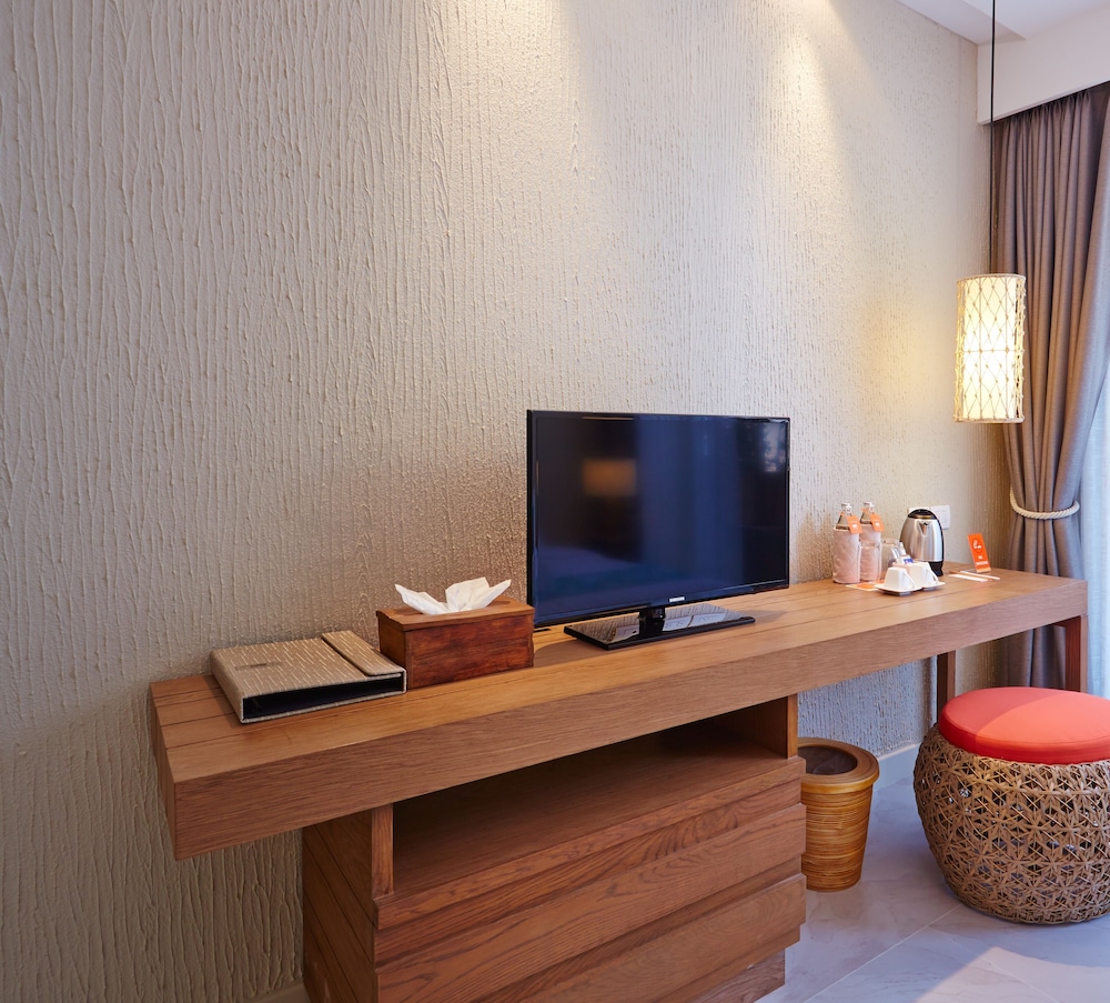 Deluxe Room, Balcony, Partial Sea View photo 2