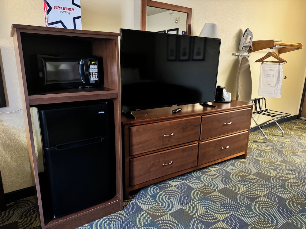 Deluxe Suite, 1 King Bed, Non Smoking (One-Bedroom) - Photo 3