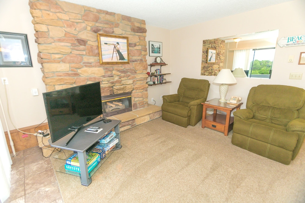Signature Room, 1 King Bed with Sofa bed, Kitchen, Pool View (1 Bedroom Unit- Room 211-Pet Friendly) - Photo 10