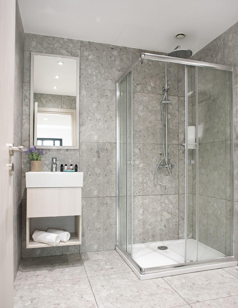Standard Twin Room (Wheelchair Accessible) photo 3