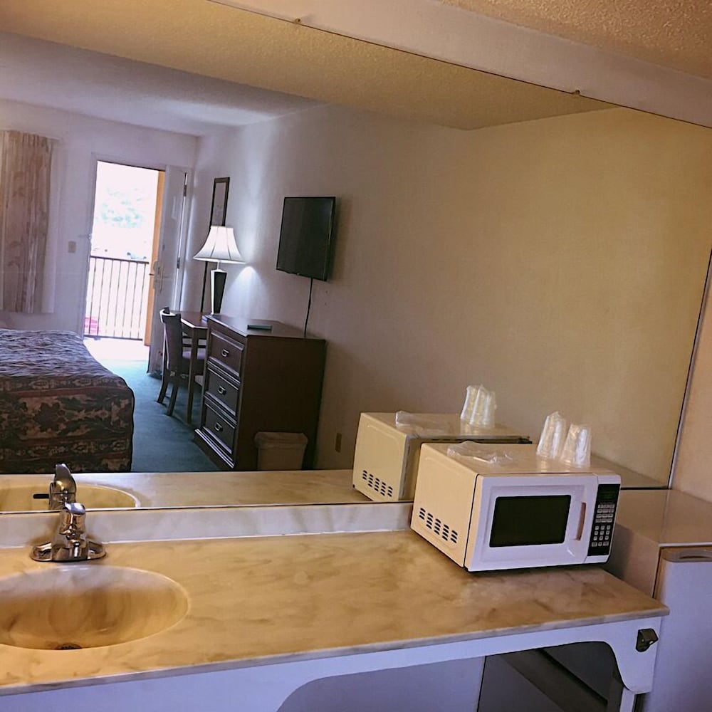 Comfort Room, 1 King Bed, Non Smoking photo 2