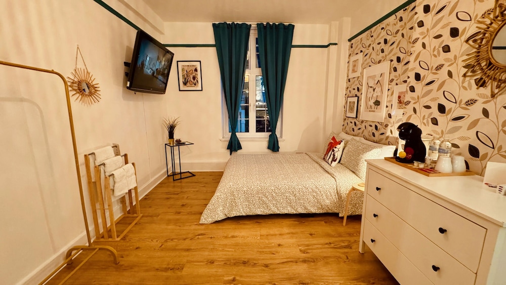 Deluxe Room, 1 Double Bed, Non Smoking, Shared Bathroom (R8) photo 2