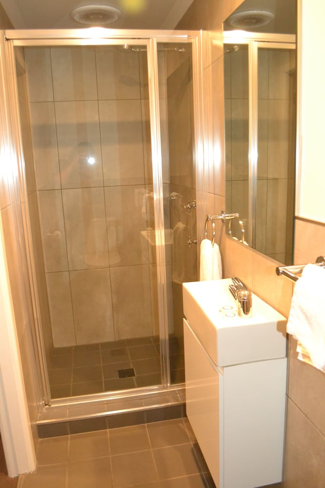 Queen & King Ensuite photo 2