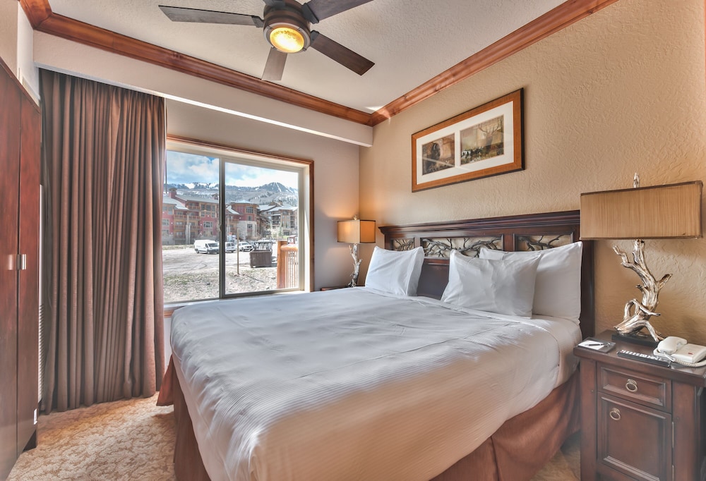 Deluxe Studio, 1 King Bed with Sofa bed, Non Smoking, Mountainside