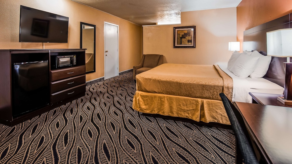 Standard Room, 1 King Bed, Accessible, Bathtub photo 3