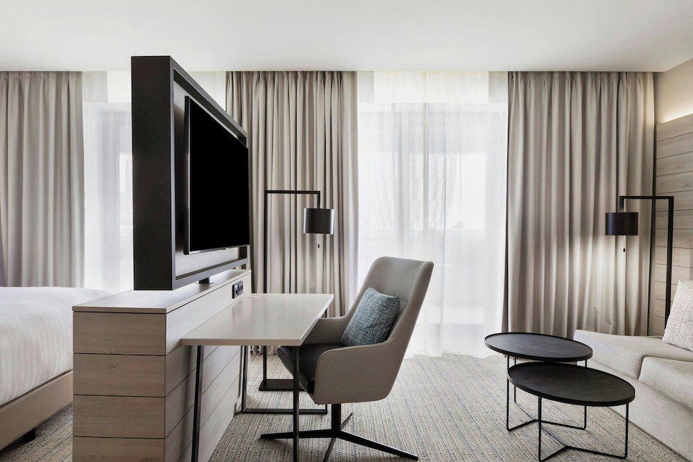 Junior Suite, 1 King Bed, Sea View (Balcony) - Photo 5