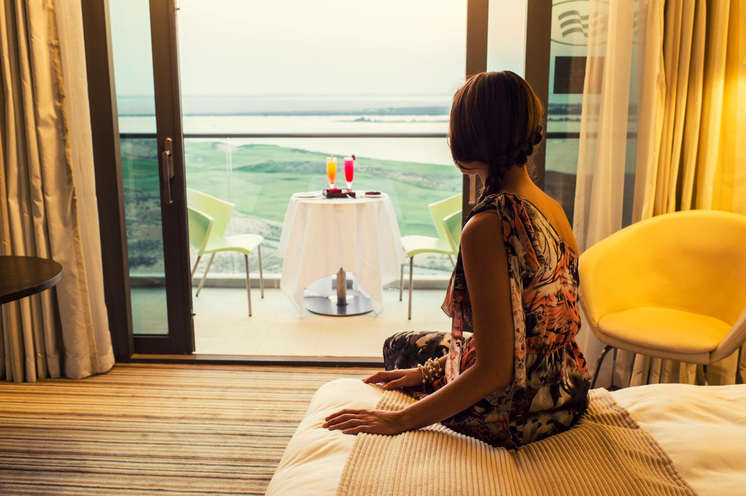 Standard King Room With Sea View - Smoking photo 2