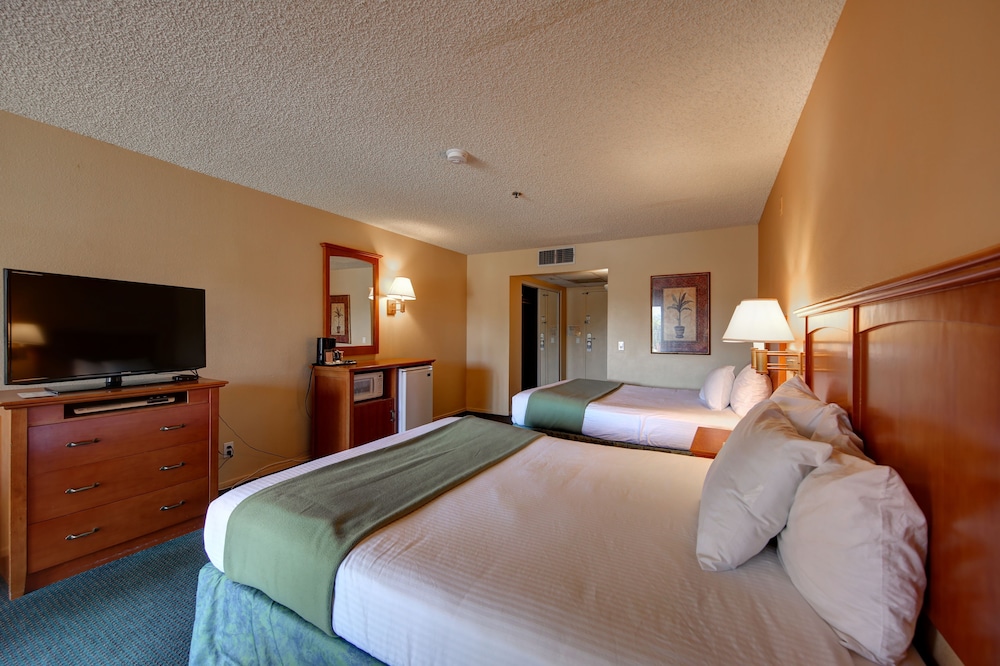 Room, 2 Queen Beds, Pool Access, Poolside (Poolside Double Room) - Photo 2
