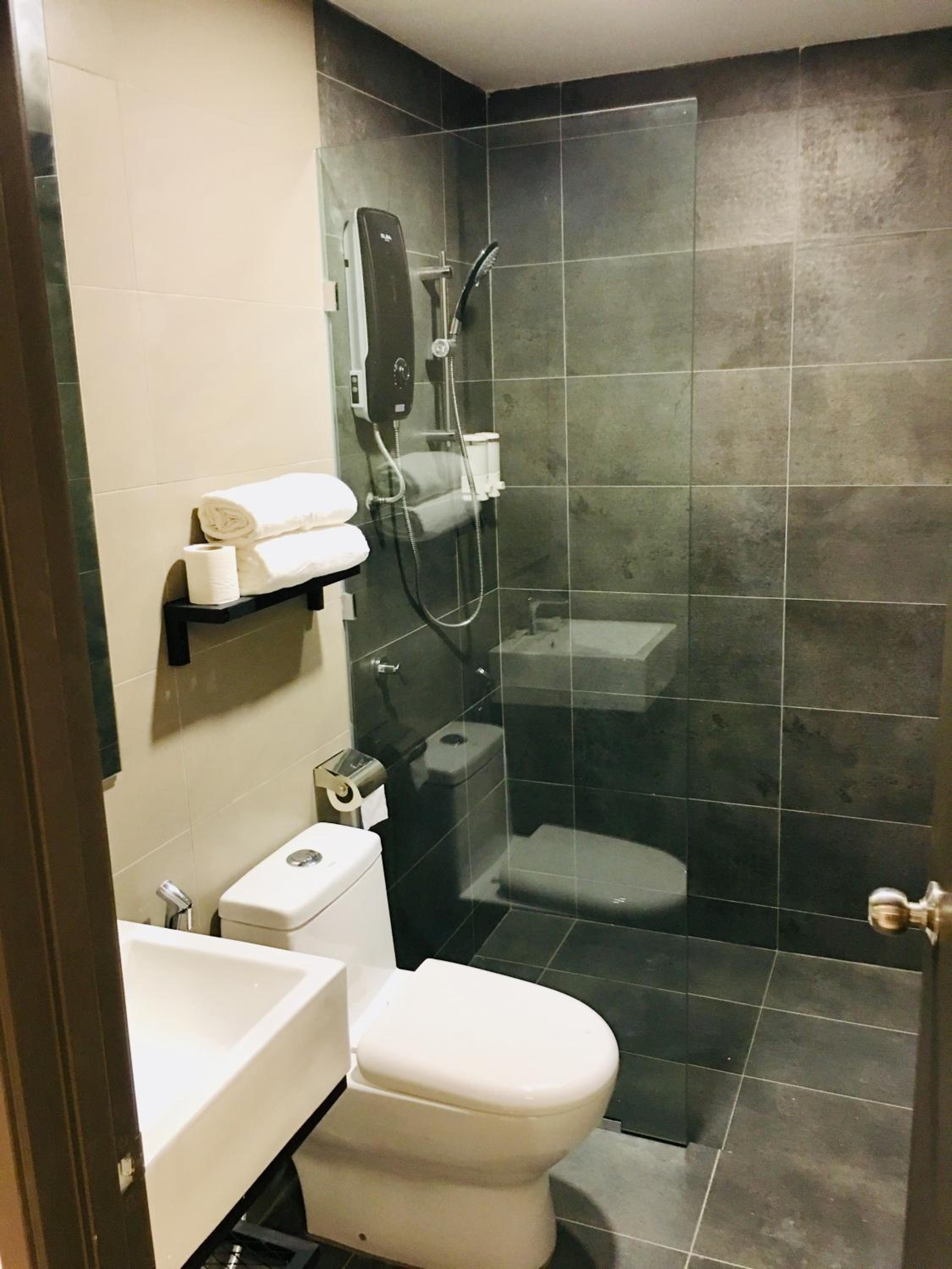 Deluxe Queen Room - No Window - Photo 6