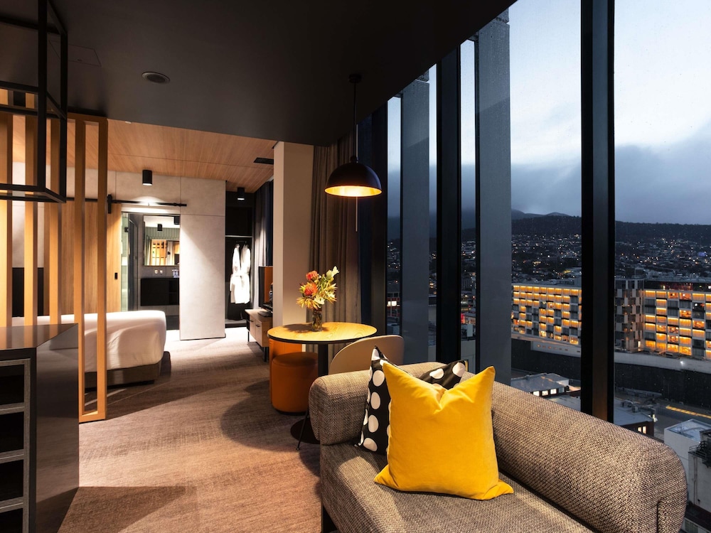 Suite, City View