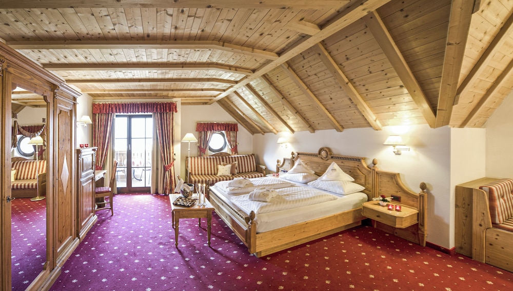 Superior room with balcony and Dolomite view photo 3