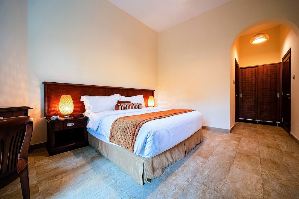 Executive Suite, 1 King Bed, Garden View, Garden Area