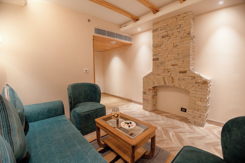 Luxury Suite, 1 King Bed, Balcony - Photo 3