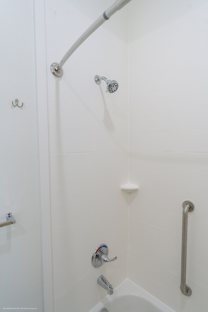 Economy Single Room, 1 King Bed, Non Smoking, Refrigerator & Microwave photo 2
