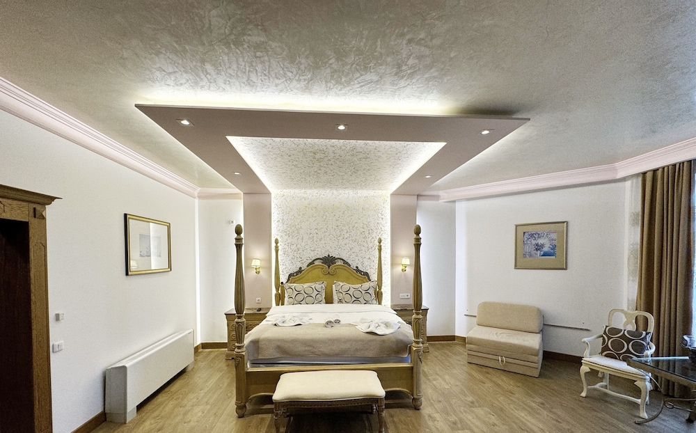 Premium Quadruple Room, 1 King Bed, Garden View photo 3