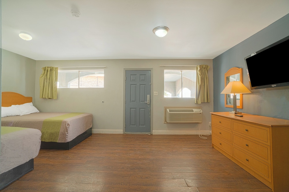 Room, 2 Double Beds, Smoking, Kitchen photo 3
