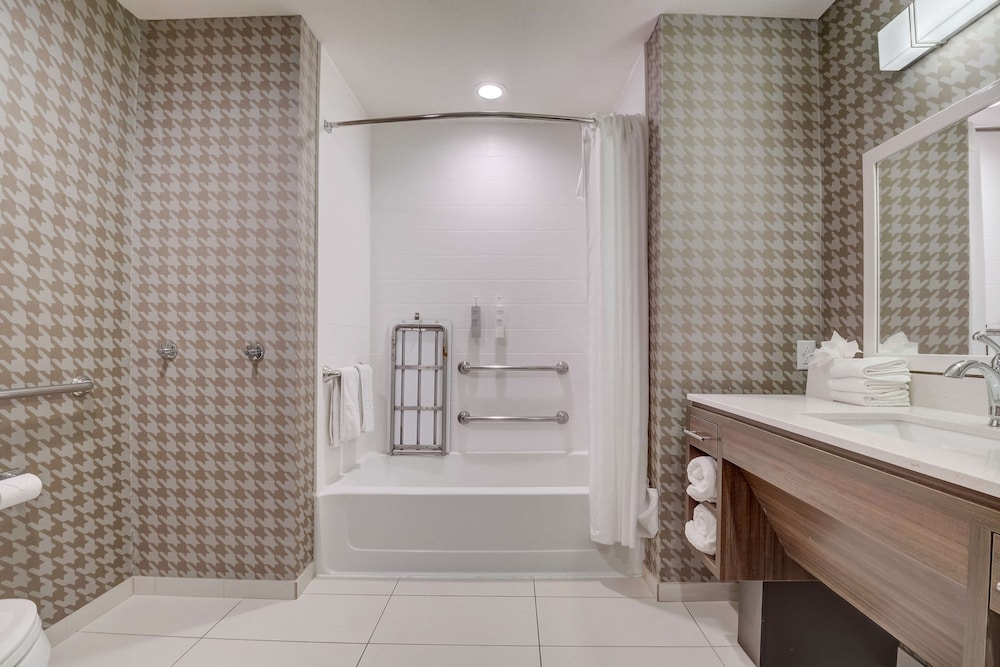Suite, 1 King Bed, Accessible, Bathtub - Photo 2