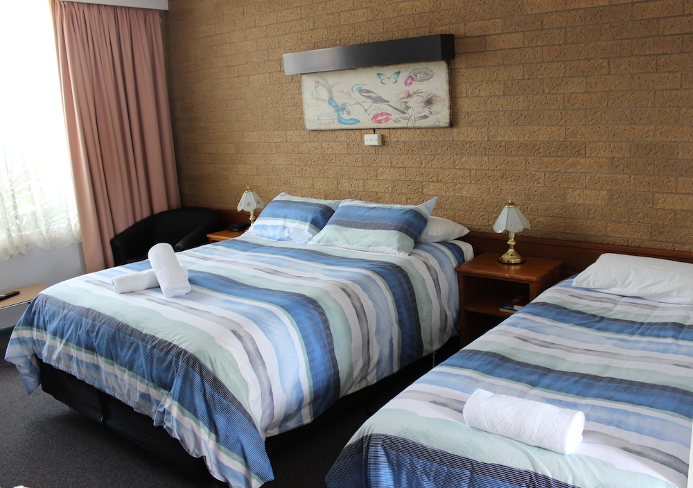 Queen Twin (1 Queen and 1 Single Bed) photo 1